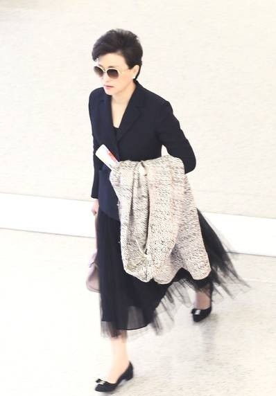 楊瀾越活越年輕,學(xué)小姑娘穿紗裙不算什么,頭上一撮藍(lán)毛才搶鏡